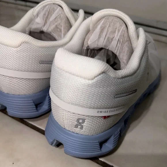 On Running Cloud Sneakers White Chambray W 9.5, M 8